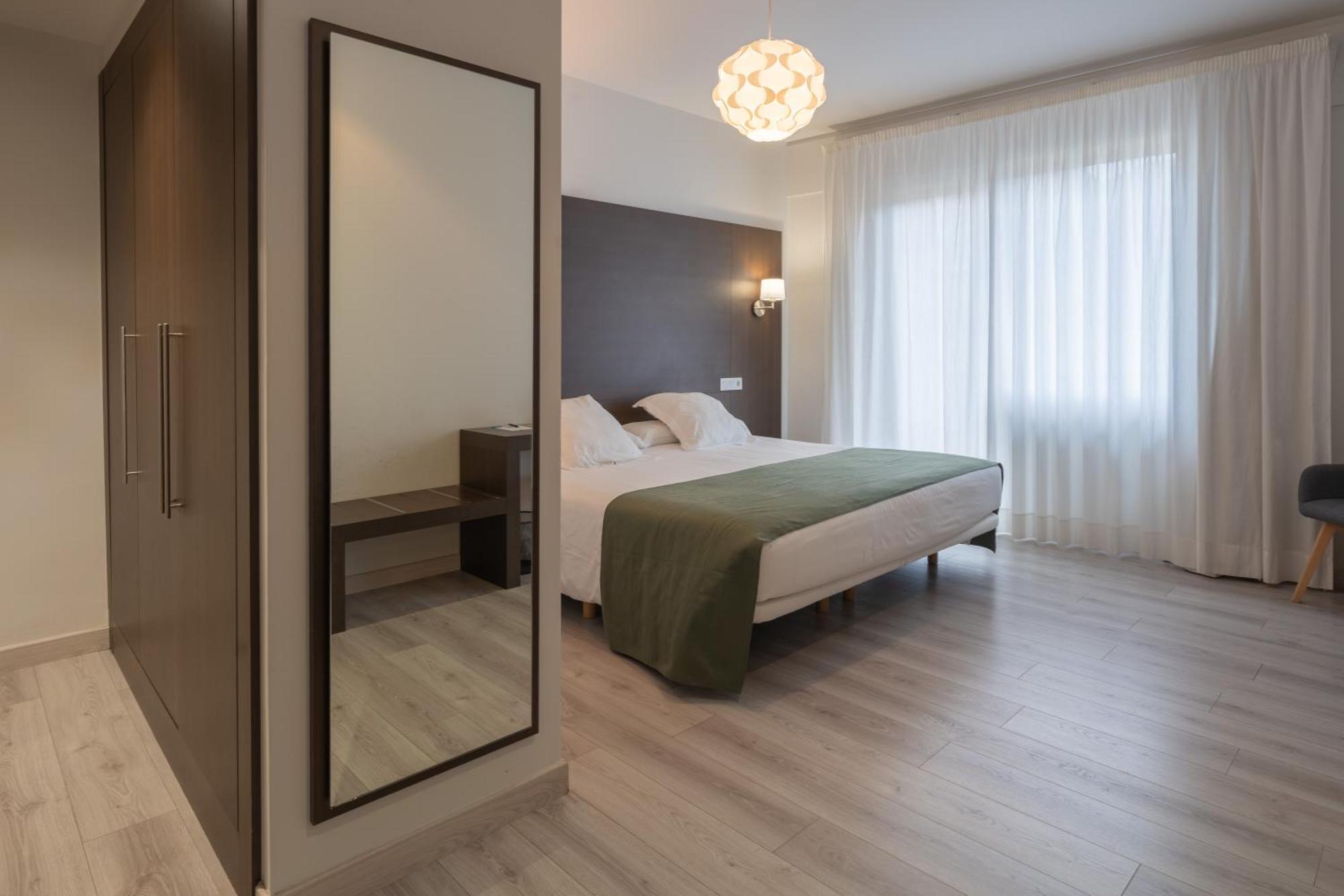 Hotel Mendez Nunez Lugo Bagian luar foto