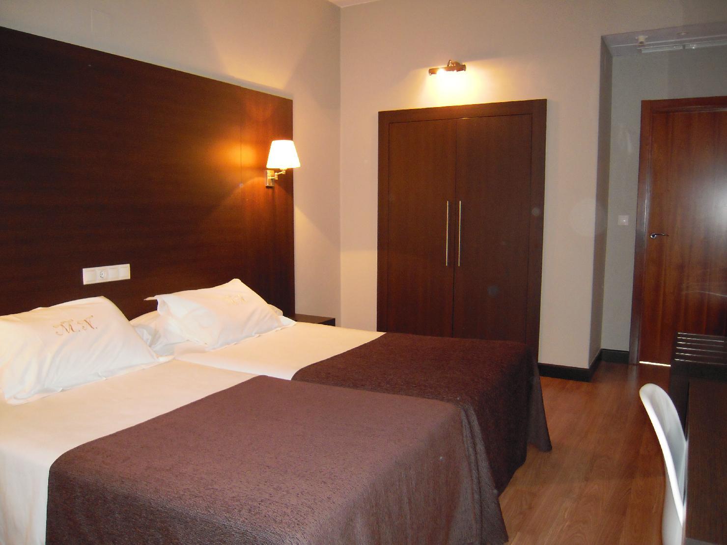 Hotel Mendez Nunez Lugo Bagian luar foto